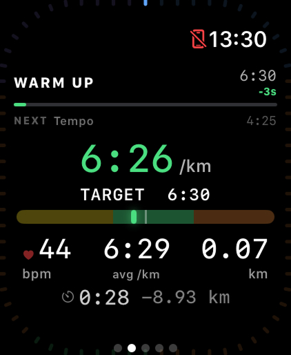 Smart Runner Apple Watch live workout screen showing 6:26/km pace with target zone